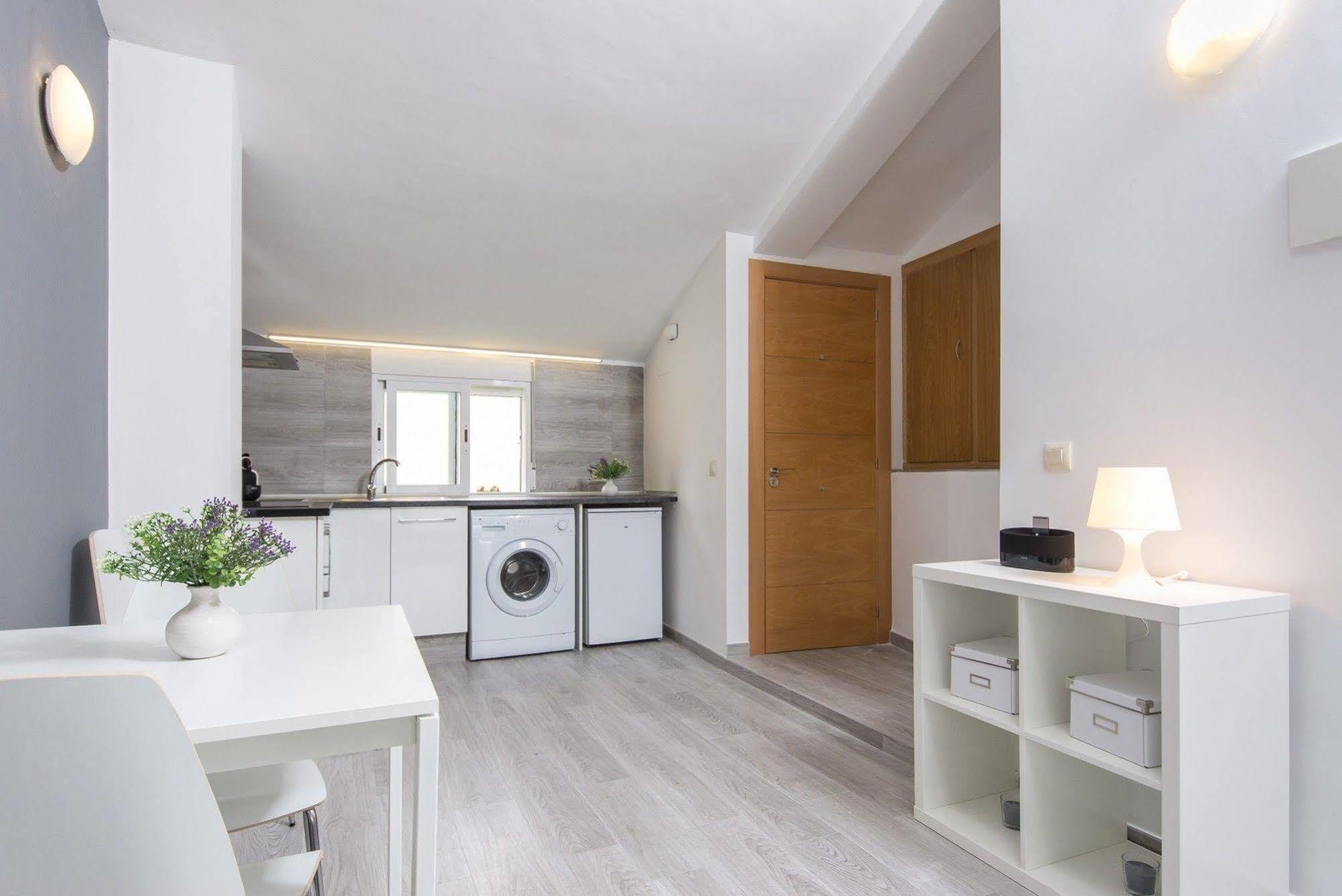 Bet Apartments - Tramontana Apartments Валенсия Экстерьер фото